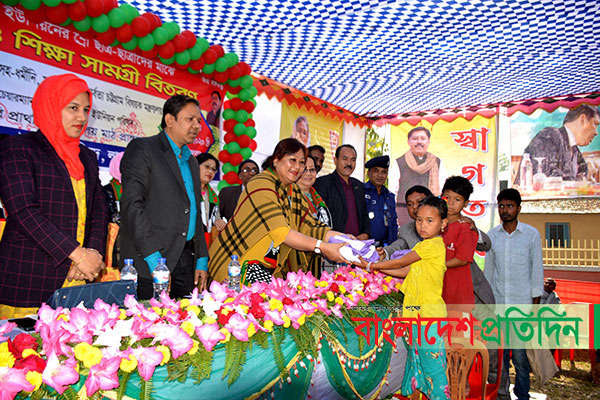 লামায় শিক্ষার্থীদের মাঝে শিক্ষা সামগ্রী বিতরণ