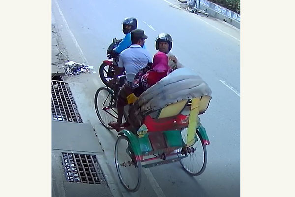 ফিল্মি স্টাইলে স্কুল শিক্ষিকার ভ্যানিটিব্যাগ ও স্বর্ণালংকার ছিনতাই (ভিডিও)