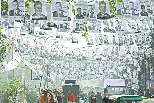 পোস্টারের নগরী ঢাকা