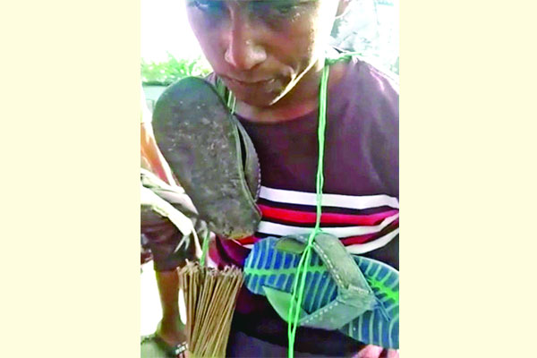 বিদ্যুতের খুঁটিতে বেঁধে কিশোরকে মারধর