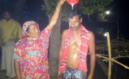 দ্বিতীয় স্ত্রীকে তালাক দেওয়ায় স্বামীকে দুধগোসলে বরণ করলেন প্রথম স্ত্রী