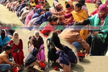 মঠবাড়িয়ায় শিক্ষার্থীরা ধুয়ে দিল মায়ের পা