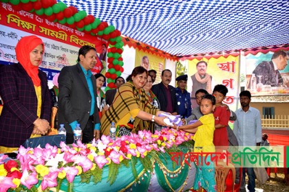 লামায় শিক্ষার্থীদের মাঝে শিক্ষা সামগ্রী বিতরণ
