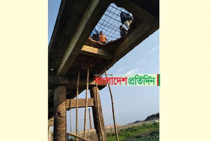 বাঁশের উপর ভর করে দাঁড়িয়ে থাকা ব্রিজ নিয়ে আতঙ্ক!