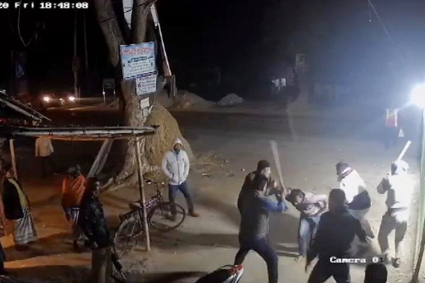 ধর্ষণের সাক্ষীকে আসামিদের হাতে তুলে দিল পুলিশ!