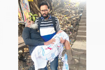 চাকরির ইন্টারভিউ ফেলে আহত বৃদ্ধকে নিয়ে হাসপাতালে ছুটলেন যুবক