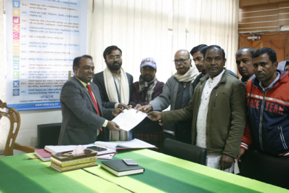 রাজশাহীতে ৫৩ কর্মচারীকে চাকরিচ্যুতির প্রতিবাদে প্রধানমন্ত্রীকে স্মারকলিপি