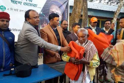 ঠাকুরগাঁওয়ে কৃষকদের মাঝে শীতবস্ত্র বিতরণ