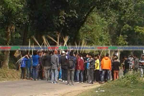 চবি ছাত্রলীগ সভাপতির পদত্যাগ দাবিতে ঝাড়ু মিছিল