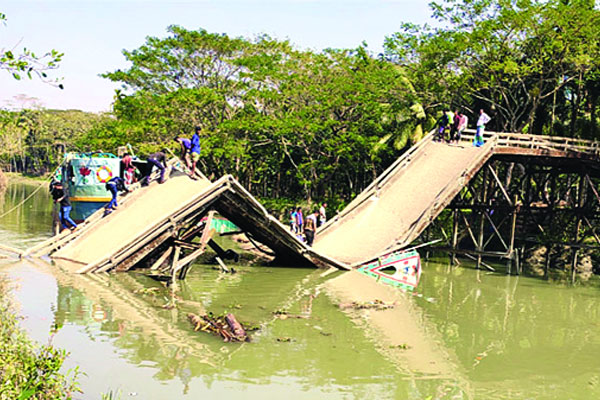 ট্রলারের ওপর ভেঙেপড়ল ব্রিজ