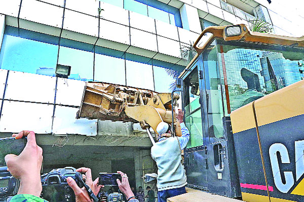 অবশেষে ভাঙা শুরু বিজিএমইএ ভবন