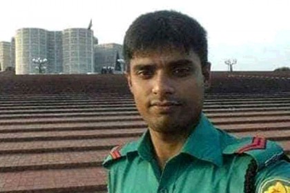 ফেসবুক স্ট্যাটাস দিয়ে নিজের বুকে গুলি চালাল পুলিশ