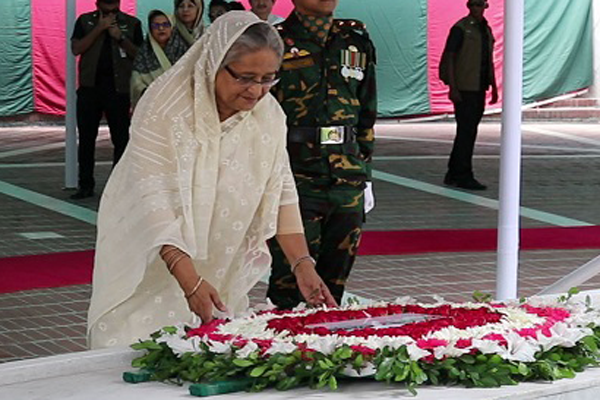 টুঙ্গিপাড়ায় বঙ্গবন্ধুর সমাধিতে প্রধানমন্ত্রীর শ্রদ্ধা নিবেদন