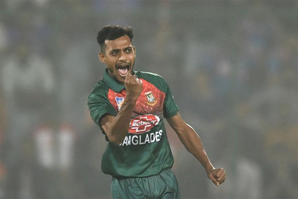 শুরুতেই বাবর আজমকে সাজঘরে পাঠালেন শফিউল