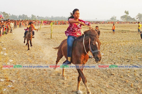 
বগুড়ায় ঘোড়দৌড় প্রতিযোগিতায় মানুষের ঢল