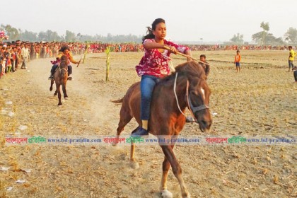 
বগুড়ায় ঘোড়দৌড় প্রতিযোগিতায় মানুষের ঢল