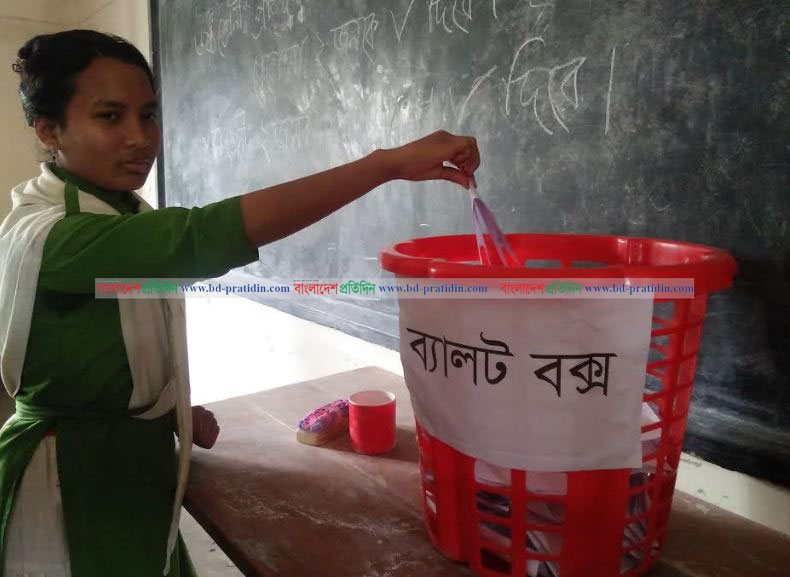 নীলফামারিতে স্টুডেন্টস কেবিনেট নির্বাচনে ভোট দিলো শিক্ষার্থীরা