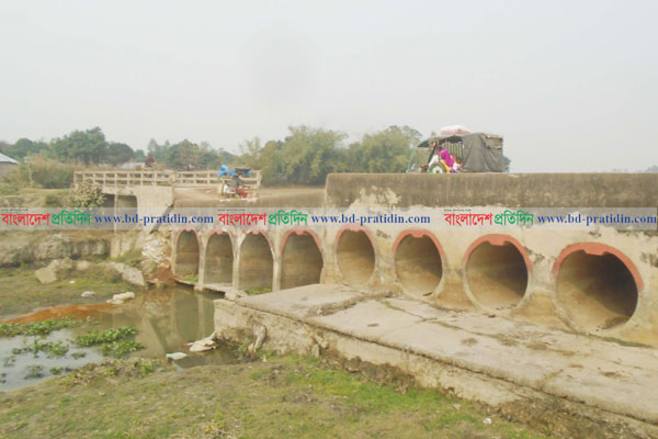 সেতুটি এখন মৃত্যু ফাঁদ!