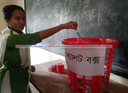 নীলফামারিতে স্টুডেন্টস কেবিনেট নির্বাচনে ভোট দিলো শিক্ষার্থীরা