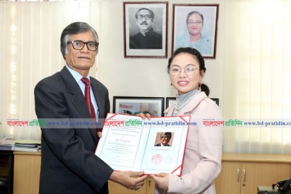 চীনের ‘শ্রেষ্ঠ কবি’ পুরস্কার পেলেন ঢাবি উপ-উপাচার্য