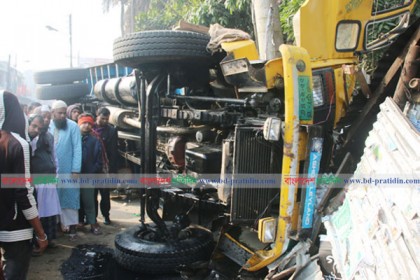 ফরিদপুরে মালবাহী ট্রাক উল্টে
চালক নিহত