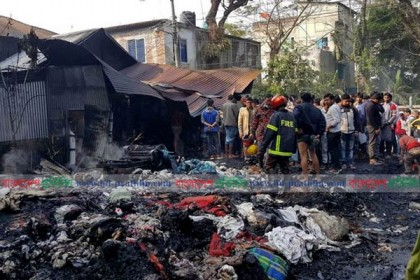 বানারীপাড়ায় আগুনে লেপ-তোশকের কারখানাসহ ৩ দোকান ভস্মীভূত