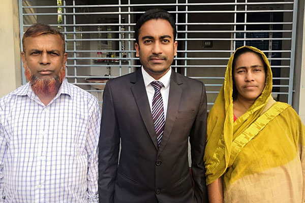 বাবা সিকিউরিটি গার্ড, মা গৃহকর্মী, ছেলে এখন জজ