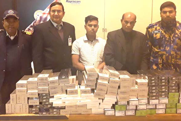 শাহ আমানতে ১৫৩ কার্টন সিগারেট জব্দ