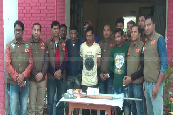 সাতক্ষীরায় অস্ত্র ও ইয়াবাসহ তিন জন আটক