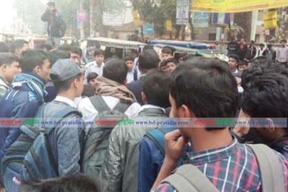 রংপুরে স্কুল ছাত্রদের সড়ক অবরোধ