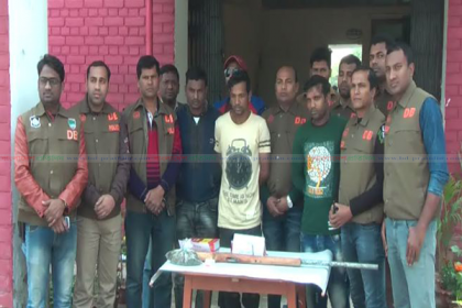সাতক্ষীরায় অস্ত্র ও ইয়াবাসহ তিন জন আটক