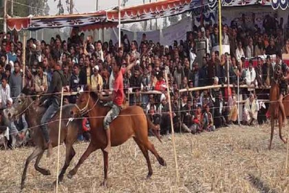রংপুরে ঘোড়দৌড় প্রতিযোগিতায় লাখো মানুষের ঢল