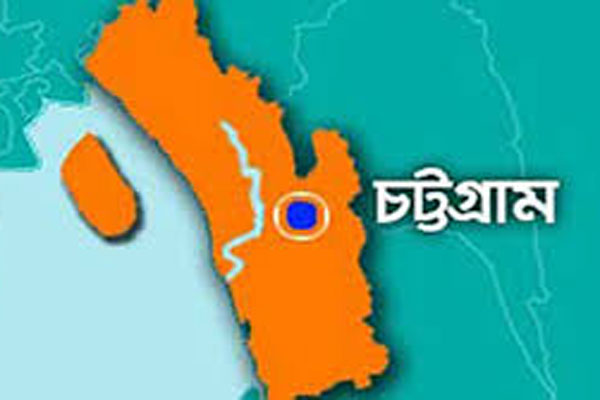 রাউজানে বাস নিয়ন্ত্রণ হারিয়ে খাদে