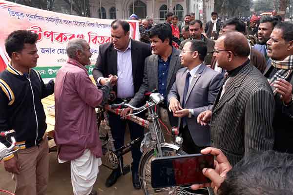 বিরলে ৭ ভিক্ষুকের মাঝে ভ্যান, দোকান ও মালামাল বিতরণ