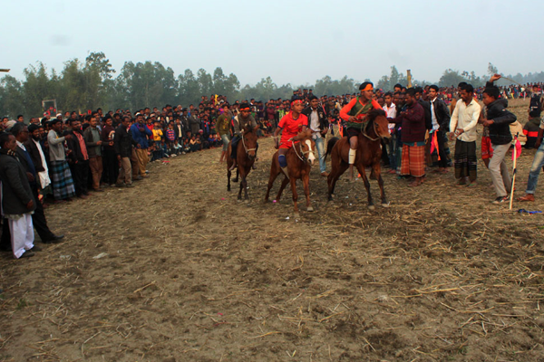 বীরগঞ্জে ঐতিহ্যবাহী ঘোড়দৌড় প্রতিযোগিতা