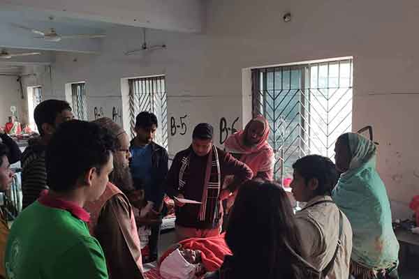 নেত্রকোনায় স্টেশনের প্লাটফর্মে পড়ে থাকা বৃদ্ধা এখন হাসপাতালে চিকিৎসাধীন