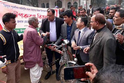 বিরলে ৭ ভিক্ষুকের মাঝে ভ্যান, দোকান ও মালামাল বিতরণ