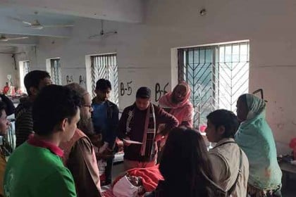 নেত্রকোনায় স্টেশনের প্লাটফর্মে পড়ে থাকা বৃদ্ধা এখন হাসপাতালে চিকিৎসাধীন