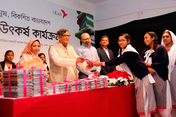 বিশ্বসাহিত্য কেন্দ্রে আরও ৪০,০০০ বই দিলো বিকাশ