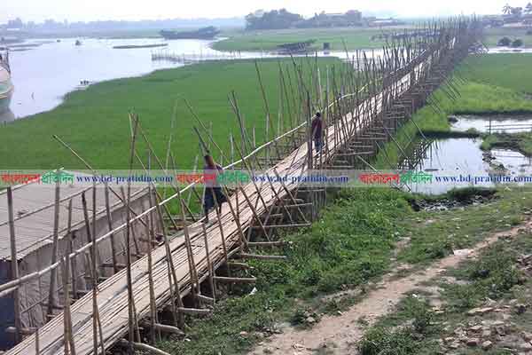 সরাইলের ১২ গ্রামের মানুষের জন্য বাঁশের নড়বড়ে সাঁকো