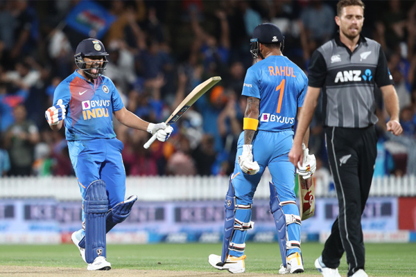 সুপার ওভারে ছক্কা হাঁকিয়ে ভারতকে সিরিজ জেতালেন রোহিত