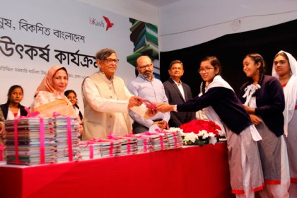 বিশ্বসাহিত্য কেন্দ্রে আরও ৪০,০০০ বই দিলো বিকাশ