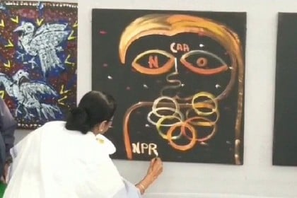 সিএএ-এনআরসির প্রতিবাদে ছবি আঁকলেন মমতা