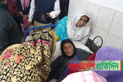 রেলস্টেশন থেকে উদ্ধার হওয়া বৃদ্ধাকে স্বজনদের কাছে হস্তান্তর