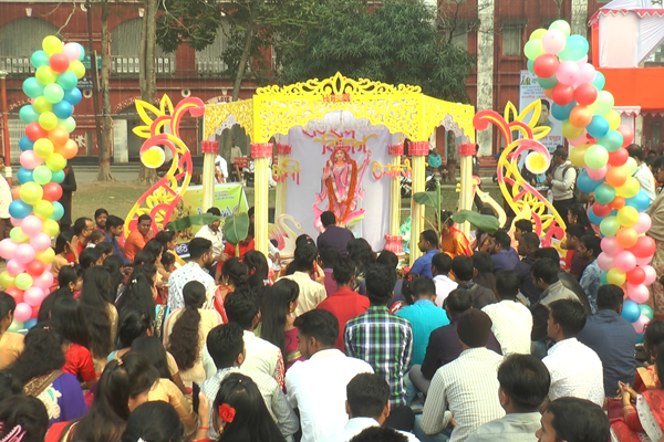দেবী সরস্বতীর কাছে বিদ্যা এবং জ্ঞানার্জনের জন্য প্রার্থনা