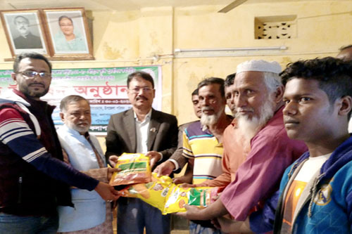 কলাপাড়ায় প্রান্তিক কৃষকদের মাঝে সার ও বীজ বিতরণ 