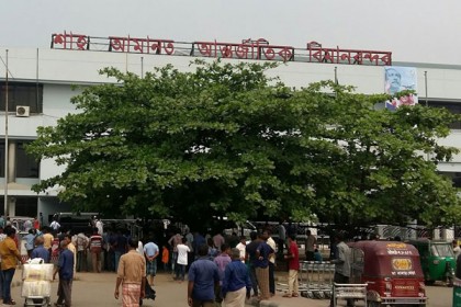 শাহ আমানতে ১১ লাখ টাকার বিদেশি সিগারেট জব্দ

