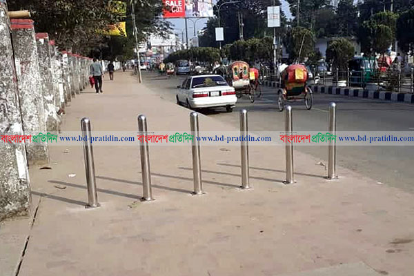 রাতের আঁধারে ফুটপাত থেকে যান নিরোধক স্টিলের খুঁটি উধাও!
