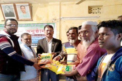 কলাপাড়ায় প্রান্তিক কৃষকদের মাঝে সার ও বীজ বিতরণ 