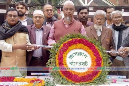 বঙ্গবন্ধুর সমাধিতে বাগেরহাট প্রেস ক্লাব নেতৃবৃন্দের শ্রদ্ধা